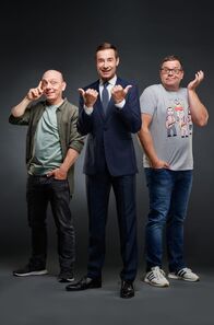 Wer weiß denn sowas? – Moderator Kai Pflaume (M.) und die beiden Teamkapitäne Bernhard Hoëcker (l.) und Elton (r.) gehen mit frischem Elan in die nächste Raterunde und werden sich mit Unterstützung prominenter Mitspieler erneut einen Kampf um Punkt und Sieg liefern.