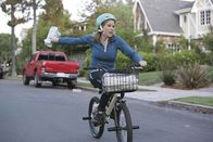 Modern Family – Claire (Julie Bowen) muss Lukes Schülerjob als Zeitungsträger übernehmen.