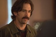 Killing Eve – Auch Niko (Owen McDonnell) merkt, dass etwas mit seiner Frau nicht stimmt, seit sie zurückgekehrt ist. Doch stets im Dunkeln gelassen zu werden, ist auch für ihn belastend.