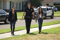 The Rookie – Nolan (Nathan Fillion, M.), Bailey (Jenna Dewan, r.) und Lopez (Alyssa Diaz, l.) drängen den Serienmörder in die Enge. Doch dabei werden sie schnell selbst zum Ziel.