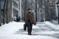 Inside Llewyn Davis – Llewyn Davis (Oscar Isaac), ohne Mantel unterwegs im New Yorker Winter.