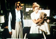 Die Waltons – Sissy Tucker (Cissy Wellman, r.) verlässt ihren Mann Yancy (Robert Donner, l.). Der kann ihren Entschluss nicht begreifen.