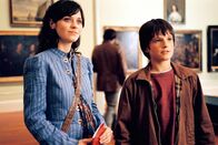 Brücke nach Terabithia – Ms. Edmunds (Zooey Deschanel, l.); Jess Aarons (Josh Hutcherson, r.)