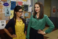 Community – Schnell schlägt Annies (Alison Brie, r.) freundschaftliche Annährung in Hass um, als sie merkt, dass Annie Kim (Irene Choi, l.) ihre Idee zu einer Planspiel-UN geklaut hat ...