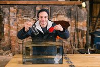 CheXperiment – Tobi an seinem CheXperimentiertisch - mit dem roten Faden soll er die Glasflasche zerteilen. Knifflig!