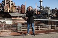 Deutschland in ... – Mirko Drotschmann steht inmitten der Völklinger Hütte, dem ehemaligen Eisen- und Stahlwerk im Saarland.