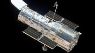 Spacetime – Das Weltraumteleskop Hubble bietet einen Blick auf das Universum, weil es von der Erde aus nicht möglich ist. Im elektromagnetischen Spektrum arbeitet es vom Infrarot- bis in den Ultraviolettbereich.