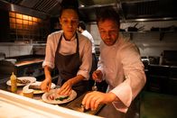 Yes, Chef! – Carly (Vinette Robinson) und Andy (Stephen Graham) verpassen den Gerichten den letzten Schliff. Weiteres Bildmaterial finden Sie unter www.br-foto.de.