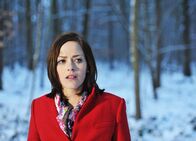 Lena - Liebe meines Lebens – Während David Lena die Wahrheit darüber sagt, wer auf ihn geschossen hat, streift Vanessa (Janina Flieger) hilflos durch den Wald ...