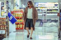 The Big Lebowski – Jeffrey Lebowski (Jeff Bridges), genannt der "Dude", hält nichts von Etikette: In Los Angeles führt er ein entspanntes Leben, das hauptsächlich aus White Russians, Marihuana und Bowling besteht.
