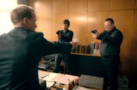 Polizeiruf 110 – Kommissar Michael Lehmann (Peter Schneider) und Kommissar Henry Koitzsch (Peter Kurth) halten während eines Verhörs im Polizeirevier Bernd Brinkmann (Torsten Ranft) in Zaum.