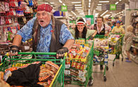Vilja und die Räuber – Wilder Karlo (Kari Väänänen), Mutter Hilda (Lotta Lehtikari) und Gold-Piet (Jussi Vatanen) räubern auch im Supermarkt.