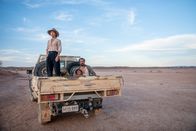 Barfuß durch Australien – v.li.: Svenja (Anneke Kim Sarnau), Jack (Tjiirdm McGuire) und Kalti (Aaron Pedersen)