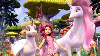 Mia and me - Abenteuer in Centopia – Das Einhornfohlen Onchao (li.) hat die wundervolle Begabung aus Ödland wieder blühendes Land zu machen. Mia (Mi.) ist begeistert.