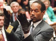 Terra X History: Mörderische Stars: Reich, berühmt und kriminell – Ist er ein Doppelmörder? Der US-Footballstar O. J. Simpson soll seine Ex-Frau und ihren Bekannten getötet haben. Handschuhe spielen im Prozess gegen den berühmten Sportler eine entscheidende Rolle.