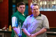 Modern Family – L-R: Martin (Oliver Platt) und Cameron Tucker (Eric Stonestreet)