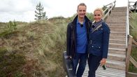 Amrum... mit Judith Rakers – Judith Rakers mit Schauspieler Heinrich Schafmeister auf dem Weg zum Strand.