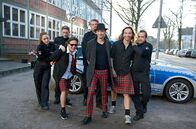 Großstadtrevier – Die Kölner Kultband "Brings" zu Besuch im Großstadtrevier: die Kölschrocker tauchen auf der Polizeiwache auf dem Hamburg Kiez auf, um den Diebstahl einer Gitarre anzuzeigen. Nina Sieveking (Wanda Perdelwitz, l.), Piet Wellbrook (Peter Fieseler, 2.v.l.), Hannes Krabbe (Marc Zwinz, 4.v.l.) und Paul Dänning (Jens Münchow, r.) lassen es sich nicht nehmen, die Kölner Mundart-Rocker Harry Alfter (3.v.l.), Peter Brings (3.v.r.) und Stephan Brings (2.v.r.) gleich mal fest in den Polizeigriff zu nehmen.