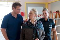 Notruf Hafenkante – (v.l.n.r.) Dr. Philipp Haase (Fabian Harloff); Magdalena "Mäggy" Eder (Johanna Bittenbinder); Franzi Jung (Rhea Harder)