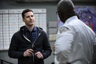 Brooklyn Nine-Nine – Jake Peralta (Andy Samberg, l.); Captain Ray Holt (André Braugher, r.)