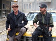 The Expendables 2 - Back for War – Barney Ross (Sylvester Stallone) und Booker (Chuck Norris, re.) kennen sich von früher.