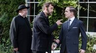 Father Brown – Sid Carter (Alex Price, M.) hält seinen ehemaligen Pflichtverteidiger Giles Foster (David Reed, r.) für korrupt und konfrontiert ihn auf der Feier. Father Brown (Mark Williams, l.) will vermeiden, dass Sid eine Dummheit begeht und begleitet ihn daher.
