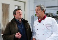 Sturm der Liebe – ARD STURM DER LIEBE FOLGE 1470 Uhr im ERSTEN. André (Joachim Lätsch, r.) schwärzt Doris bei Meyser (Christoph Krix, l.) wegen ihrer Brauerei-Intrige an.