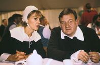 Inspector Barnaby – Doreen und Nigel Anderson (Rosalind Ayres, Paul Brooke) bei einem historischen Dorffest.