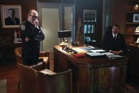 Blue Bloods - Crime Scene New York – Frank (Tom Selleck, r.) und Dino (John Ventimiglia, l.) werden mit dem Selbstmord einer Informantin der Staatsanwaltschaft konfrontiert. Die Aufdeckung der Hintergründe dieser Tat fördert dabei Unglaubliches zutage ...