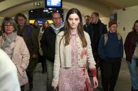 Tatort – (v.l.n.r.): Amanda (Emilie Neumeister) blutverschmiert am Bahnhof.