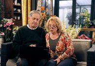 Rote Rosen – ARD ROTE ROSEN FOLGE 1221 Uhr im ERSTEN. Achim (Peter Rühring, l.) und Erika (Madeleine Lierck-Wien, r.) gelingt es, über das Internet Kontakt zu Ella aufzunehmen.
