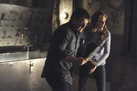 Castle – Bald müssen Richard Castle (Nathan Fillion, l.) und Kate Beckett (Stana Katic, r.) erkennen, dass nicht diejenigen, die sie entführt haben, eine Gefahr darstellen, sondern sie selbst ...
