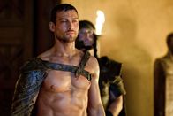 Spartacus – Muss erkennen, dass sein Schicksal selbst in der Stunde des Sieges weiterhin Verluste und Verletzungen für ihn bereithält: Spartacus (Andy Whitfield) ...