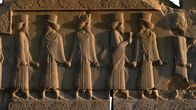 Metropolen der Antike – Ein gut erhaltenes Relief im Apadana-Palast: Zeichen der königlichen Macht.