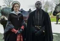 Becoming Elizabeth – Mary Tudor (Romola Garai, l.) und Pedro (Ekow Quartey, r.).