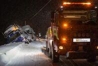Ice Road Rescue - Extremrettung in Norwegen – FINNSNES, Norway - LKW, der Autos von vorne transportiert. (Photo Credit: National Geographic Channels)