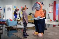 TanzAlarm – Nach einer Runde Sport ist TanzTapir fit für den Ausflug mit den TA Kids und Mai Cocopelli, während Tom fix und fertig ist.