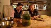 freizeit – Schmidt Max und Gregor Wenter (links) bestaunen das Wunder der Fermentation. Man nehme Gersten-Koji, frische Zweige und das Hydrolat der Latsche. Daraus reift in vier bis sechs Wochen eine Soße, mit der Hotelchef Gregor Wenter in seiner Küche experimentieren lässt: Kochen mit der Latsche von Risotto bis Eis.
