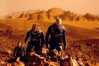 Red Planet – Da die Erde vor dem unaufhaltsamen Untergang steht, wird ein Astronautenteam (v.l.n.r. Tom Sizemore, Simon Baker, Val Kilmer) zum benachbarten Planeten Mars geschickt, um alles für die Umsiedlung vorzubereiten. Doch bereits beim Landeanflug kommt es zu Problemen ...