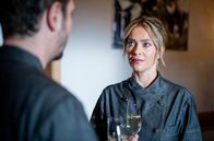 Sturm der Liebe – Greta (Laura Osswald, hinten) trennt sich von Luis (Michael Baral, vorne), obwohl es mit Miro keine Perspektive gibt.