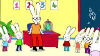 Simon – Die Lehrerin (3.v.l.) präsentiert Simon (M.), Lou (3.v.r.), Ferdinand (2.v.r.) und den anderen Schülern und Schülerinnen stolz ihren Papagei Polly.