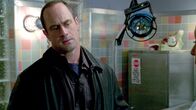 Law & Order: Special Victims Unit – In der Pathologie erfährt Detective Stabler (Christopher Meloni), dass das Opfer vier Promille im Blut hatte und offensichtlich an ihrem Erbrochen erstickte.