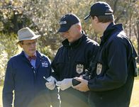 Navy CIS – Erneut wird das Team um Dr. Donald Mallard (David McCallum, l.), Gibbs (Mark Harmon, M.) und Special Agent Timothy McGee (Sean Murray, r.) auf eine harte Probe gestellt. Alle Hinweise führen zu dem schwer greifbaren Terroristen Parsa ...
