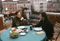 Donna Leon – Keine Baugenehmigung für ihre aufgestockte Wohnung: Commissario Brunetti (Uwe Kockisch) und seine Frau Paola (Julia Jäger) sitzen vielleicht bald auf der Straße.