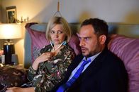 Caveman – Claudia (Laura Tonke, l.); Rob (Moritz Bleibtreu, r.)