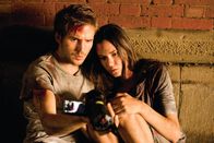 Cloverfield – Während Beth (Odette Yustman, l.) und Rob (Michael Stahl-David, M.) im Central Park unter einer Brücke Schutz suchen, um eine Nachricht für die Nachwelt auf Band zu sprechen, tobt das gigantische Monster nach wie vor in New York herum ...