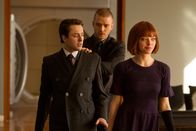 In Time - Deine Zeit läuft ab – Noch ahnen Philippe Weis (Vincent Kartheiser, l.) und seine Tochter Sylvia (Amanda Seyfried, r.) nicht, dass der junge Mann aus dem Ghetto (Justin Timberlake, M.) ihr bisheriges, privilegiertes Leben total auf den Kopf stellen wird ...