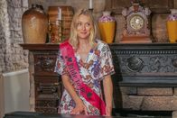 Agatha Raisin – Zur Überraschung aller tritt die zukünftige Braut Eirwen (Elen Rhys) plötzlich auf die Bühne. Ihr musikalisches Ensemble mit der Band zieht die Gäste in ihren Bann. Doch die ausgelassene Stimmung kommt bald ins Schwanken.