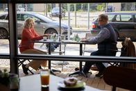 In aller Freundschaft – Hans-Peter Brenner (Michael Trischan) wird überraschend von seiner Ex-Freundin Gabriele Hagen (Katharina Schubert) vor der Sachsenklinik erwartet.