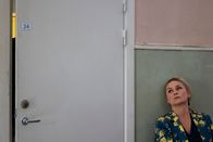 Detective No. 24 – Tilda (Malin Levanon) wartet vor Ibraahins Zimmertür in der Flüchtlingseinrichtung.